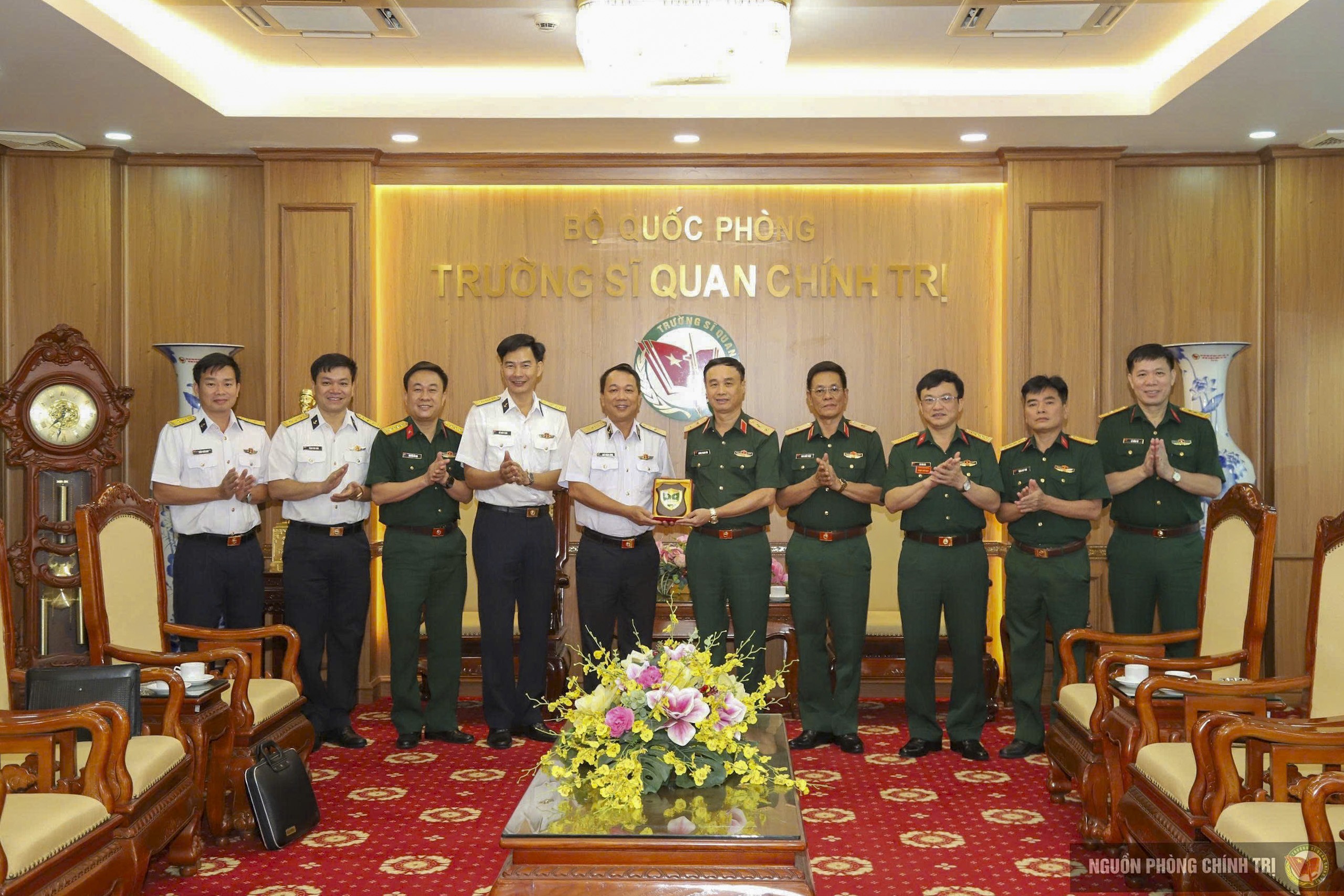 5-doan-cong-tac-hoc-vien-hai-quan-trao-qua-luu-niem-tai-truong-si-quan-chinh-tri-1792055874.jpg