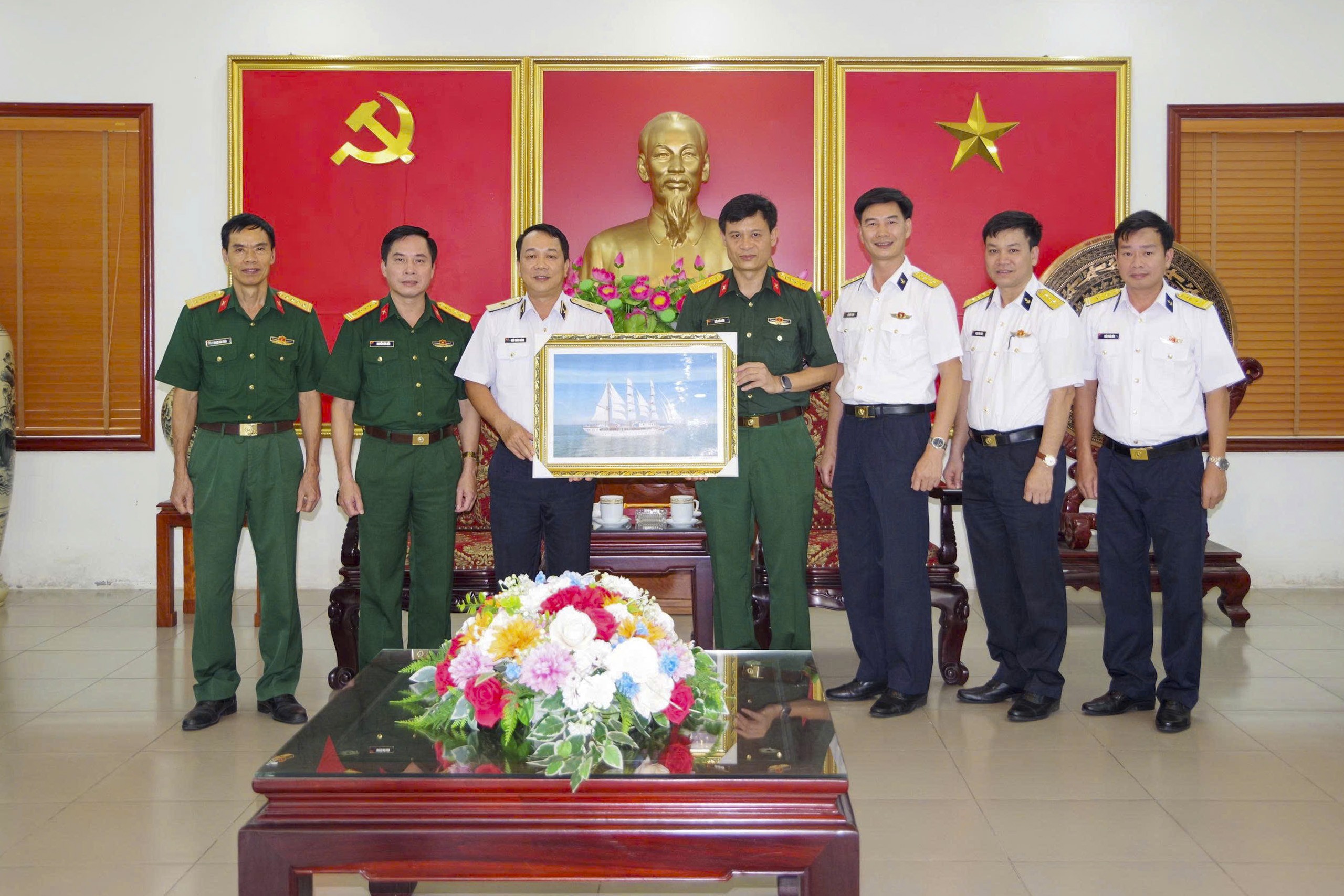 51-doan-cong-tac-hoc-vien-hai-quan-trao-luu-niem-tai-truong-si-quan-phao-binh-1792055874.jpg