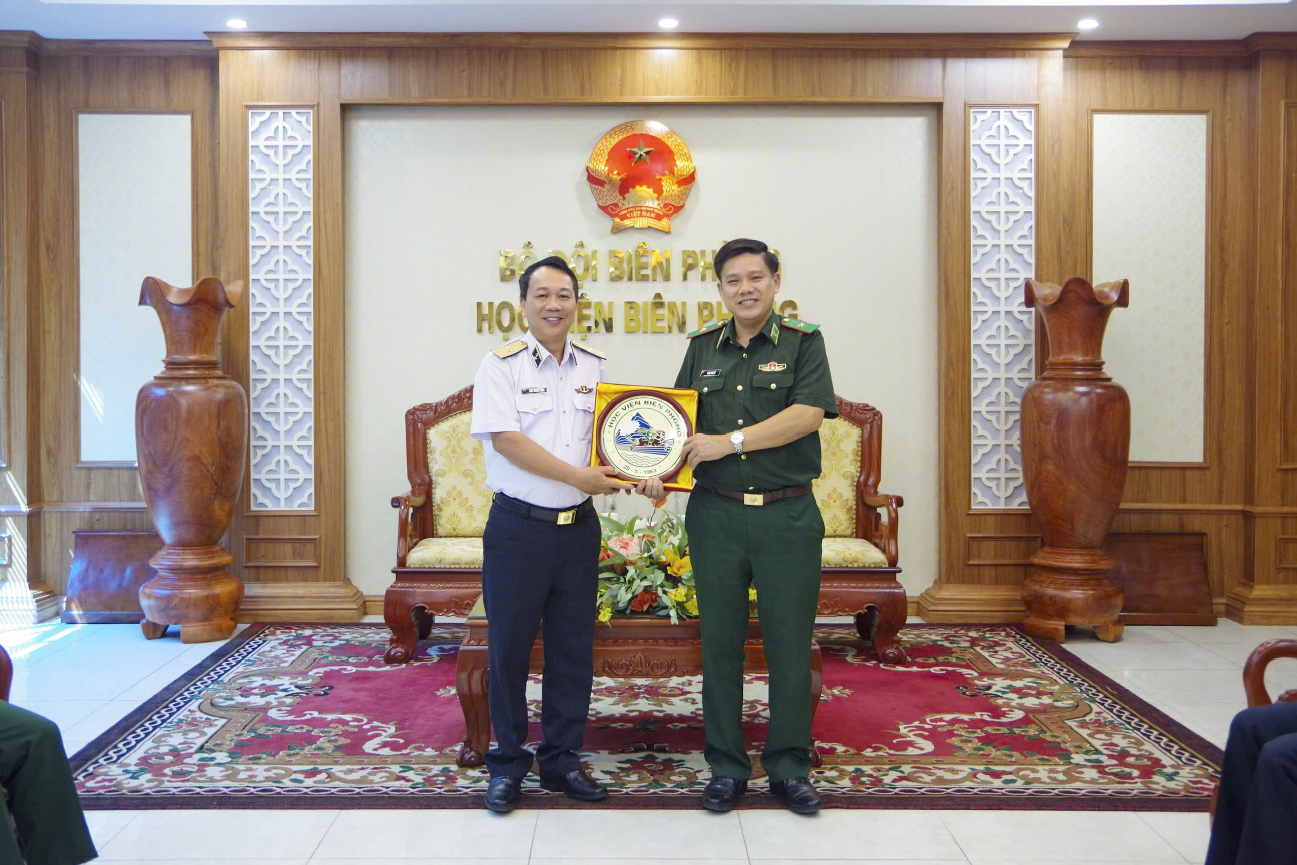 6-doan-cong-tac-hoc-vien-hai-quan-nhan-qua-luu-niem-tai-hoc-vien-bien-phong-1792055874.jpg