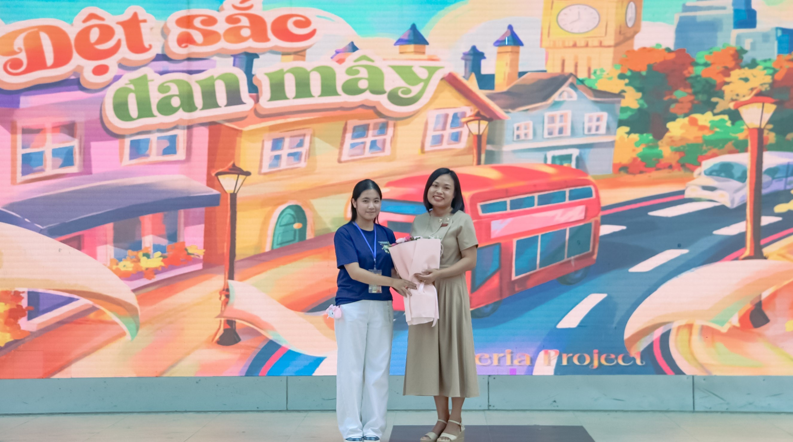truong-ban-to-chuc-du-an-libreria-project-tang-hoa-dai-dien-nha-truong-tai-le-khai-mac-chuong-trinh-1792320799.jpg