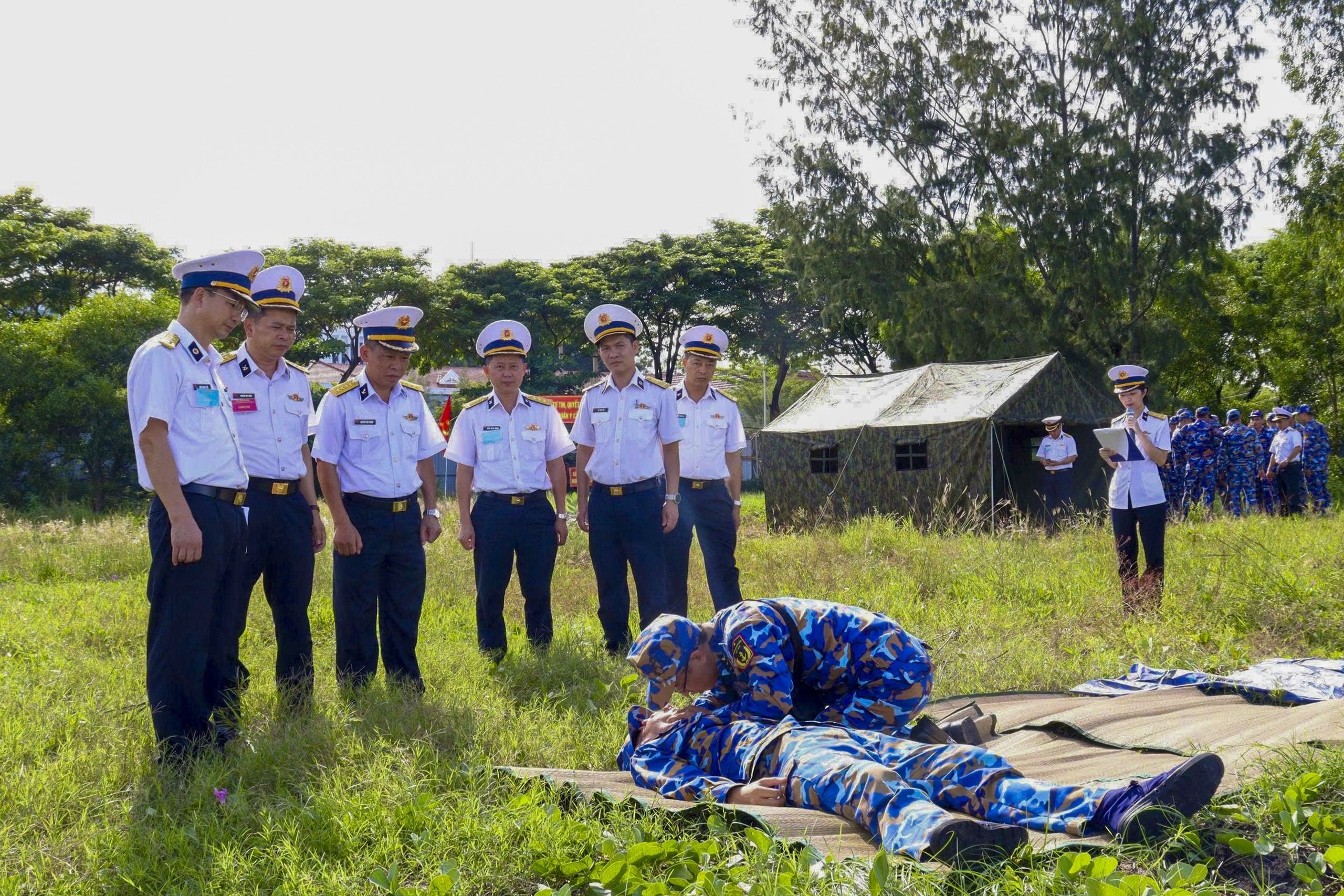 2-can-bo-hoc-vien-thuc-hanh-5-ky-thuat-cap-cuu-thuong-binh-va-lap-dung-nha-bat-tieu-doi-1792415124.jpg