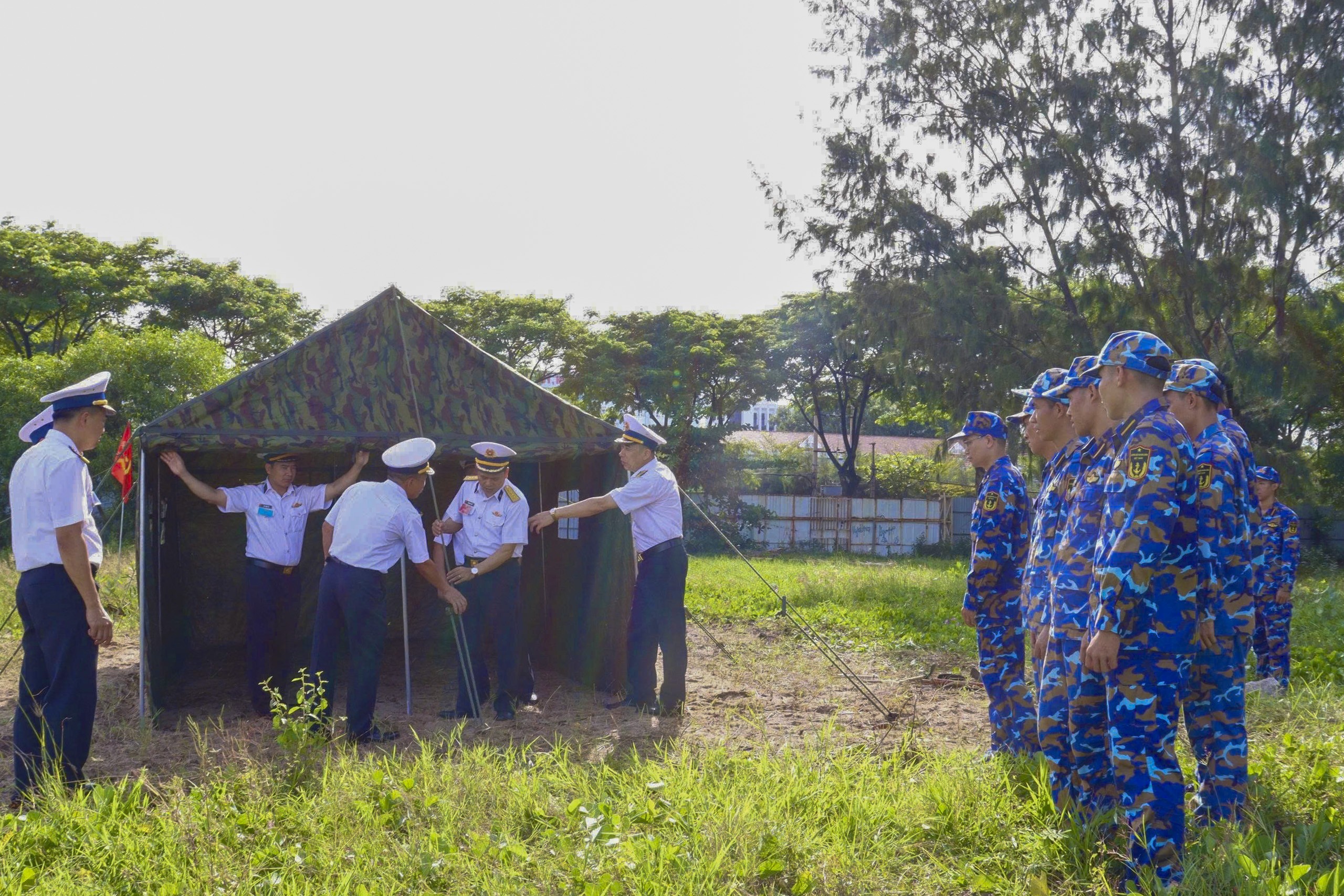 21-can-bo-hoc-vien-thuc-hanh-5-ky-thuat-cap-cuu-thuong-binh-va-lap-dung-nha-bat-tieu-doi-1792415124.jpg