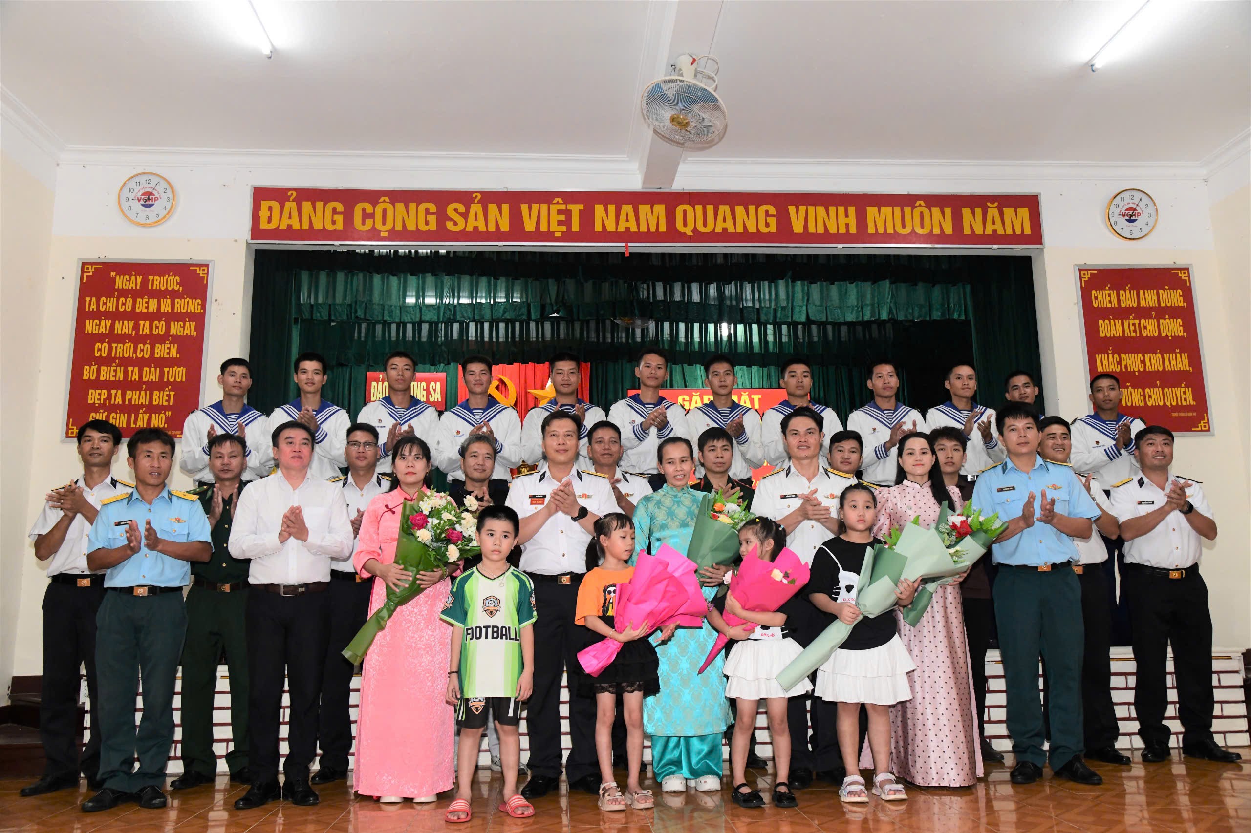 can-bo-chien-si-cac-luc-luong-tren-dao-truong-sa-tang-hoa-chuc-mung-phu-nu-tren-dao-1792425127.jpg