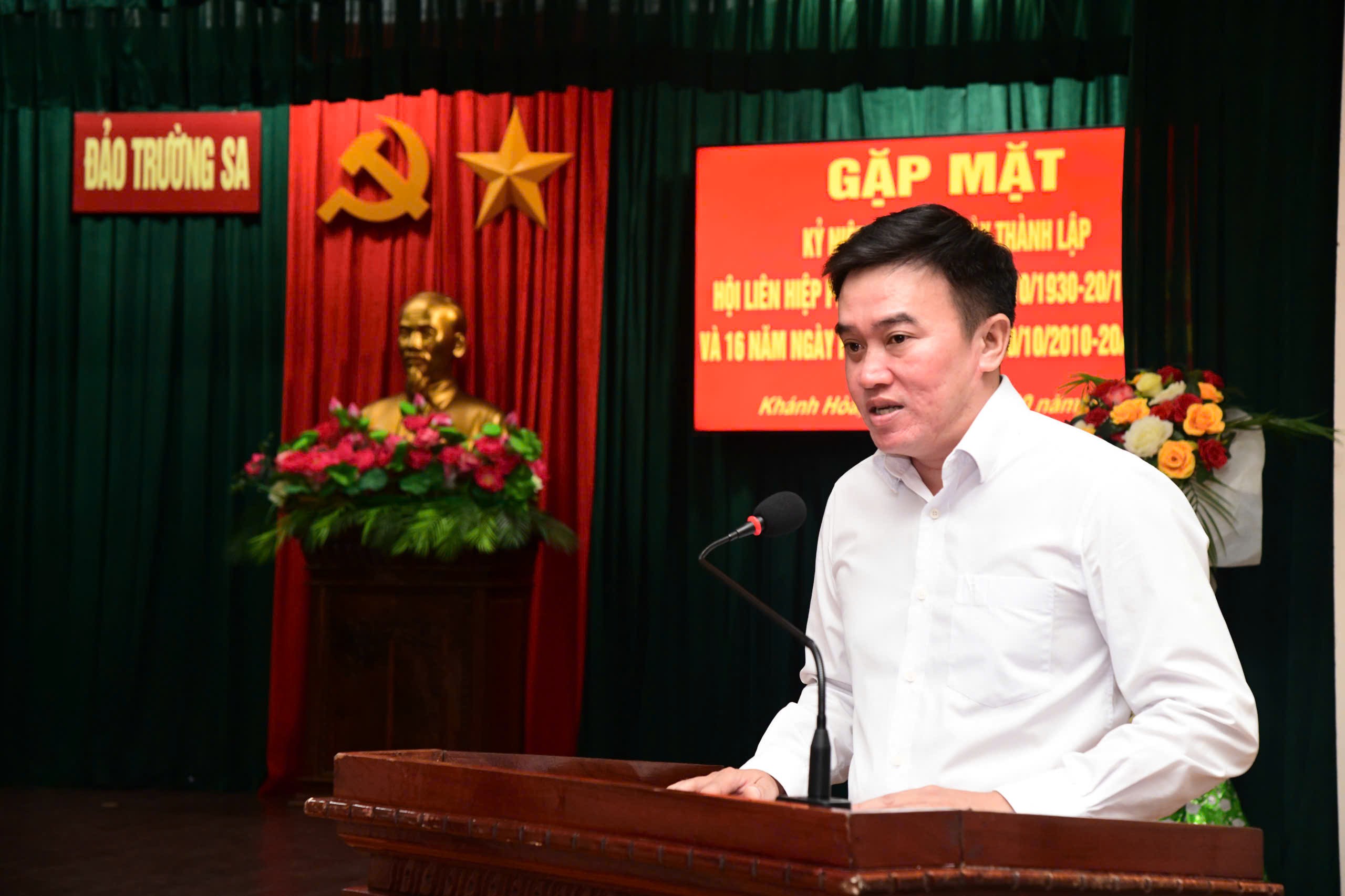 cong-chuc-pham-vu-bao-doc-thu-chuc-mung-cua-chu-tich-ubnd-dac-khu-truong-sa-1792425364.jpg