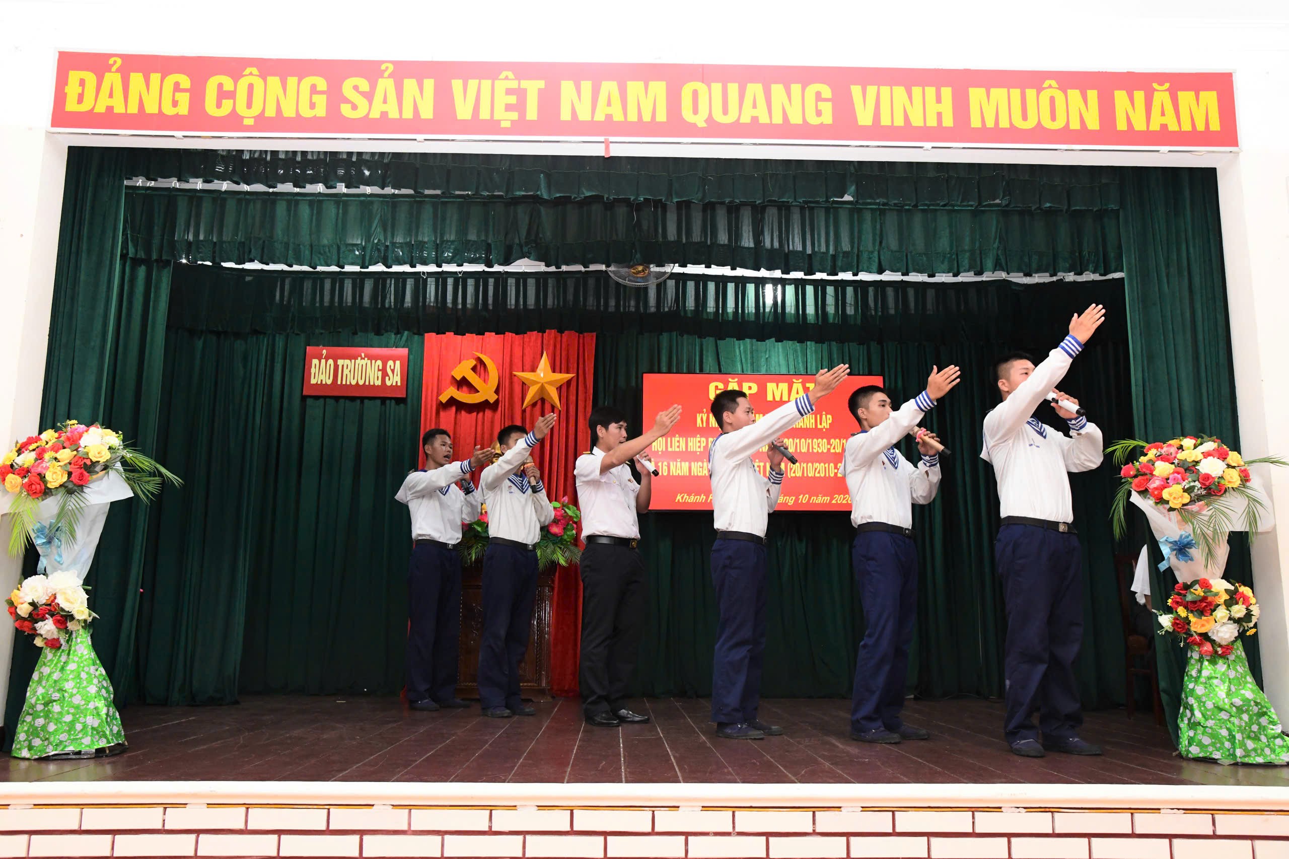 tiet-muc-van-nghe-do-cac-chien-si-dao-truong-sa-gui-tang-cac-chi-nhan-ngay-2010-1792425127.jpg