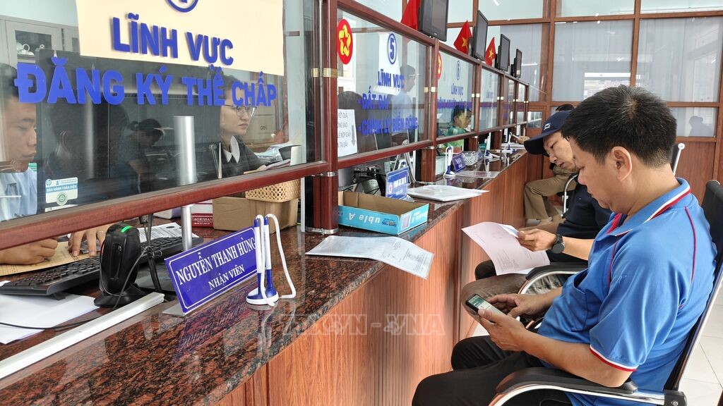 204752-nguoi-dan-thuc-hien-thu-tuc-hanh-chinh-tai-trung-tam-phuc-vu-hanh-chinh-cong-xa-nha-bich-anh-k-guih-ttxvn-1792452073.jpg