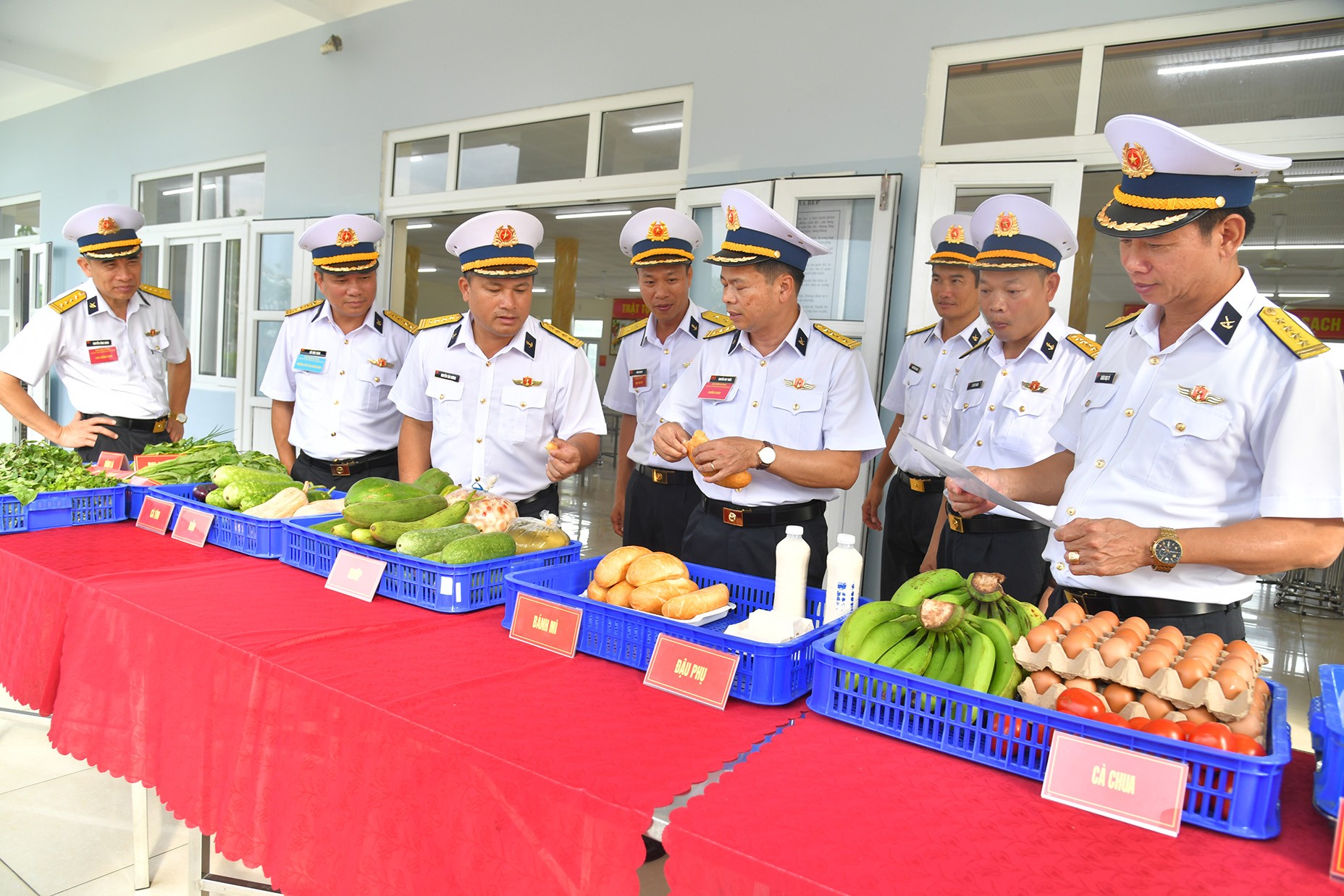 9-ban-giam-khao-cham-thi-san-pham-tang-gia-san-xuat-o-lu-doan-1792590747.jpg