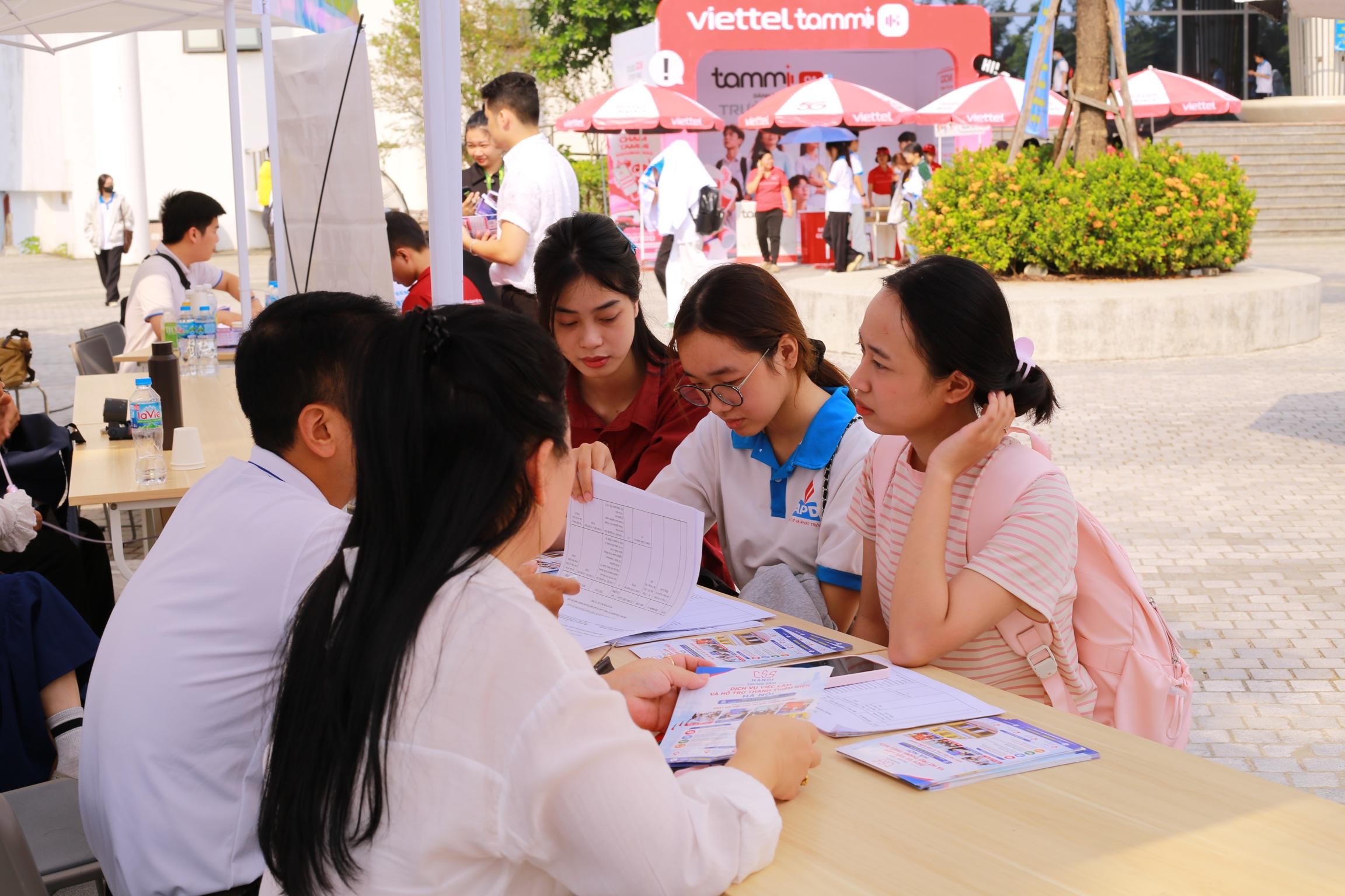 dong-hanh-cung-sinh-vien-tren-hanh-trinh-ket-noi-viec-lam-04-1792660837.JPG