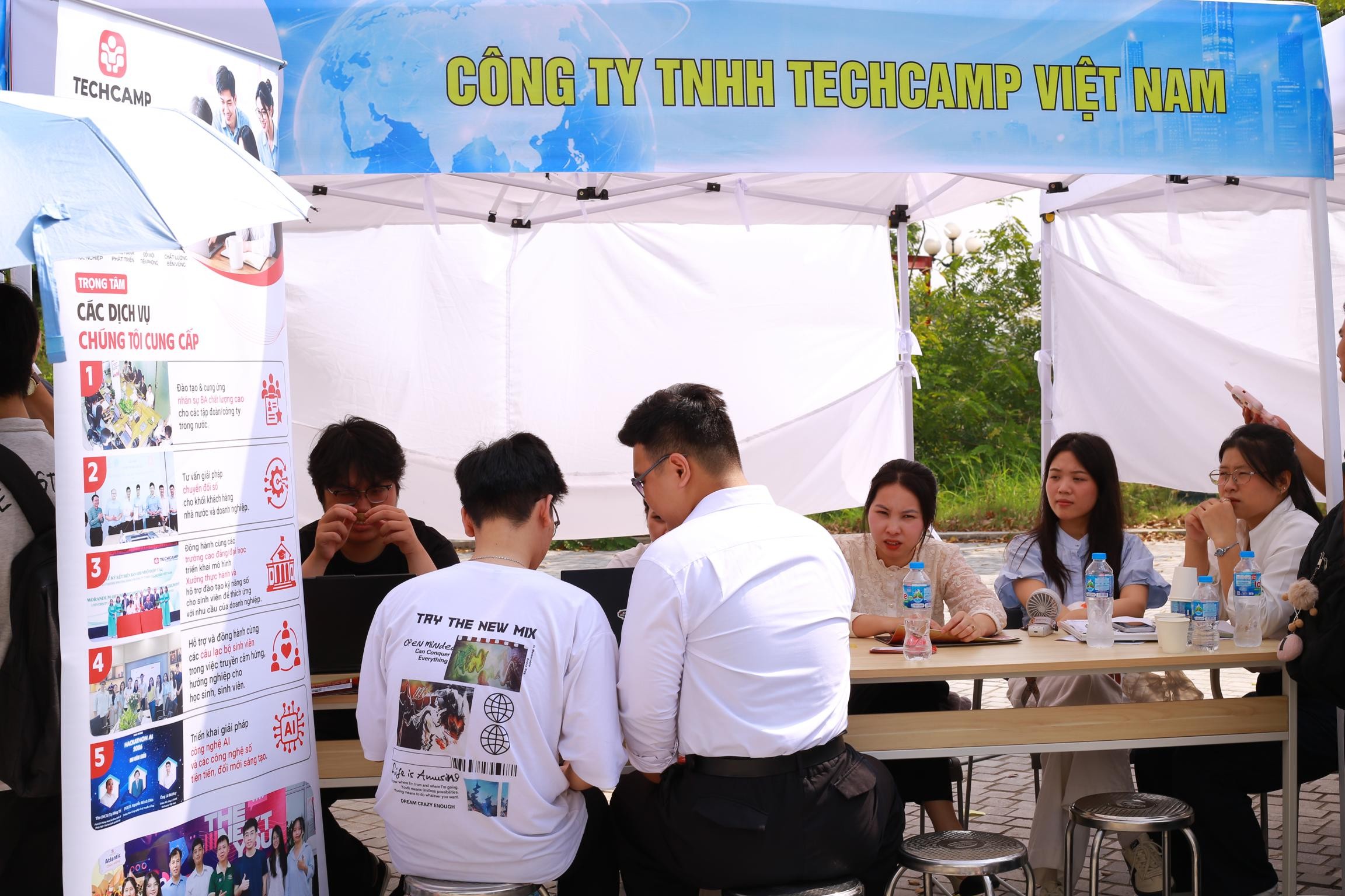 dong-hanh-cung-sinh-vien-tren-hanh-trinh-ket-noi-viec-lam-05-1792660837.JPG