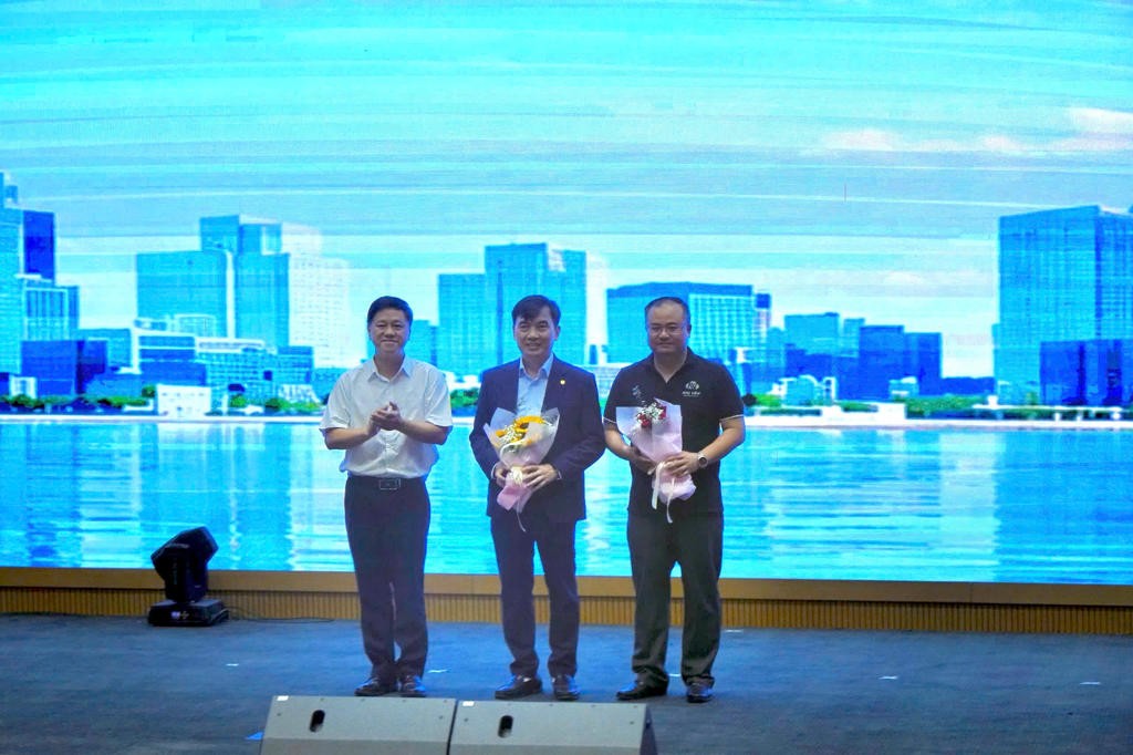 dong-hanh-cung-sinh-vien-tren-hanh-trinh-ket-noi-viec-lam-06-1792660837.jpg
