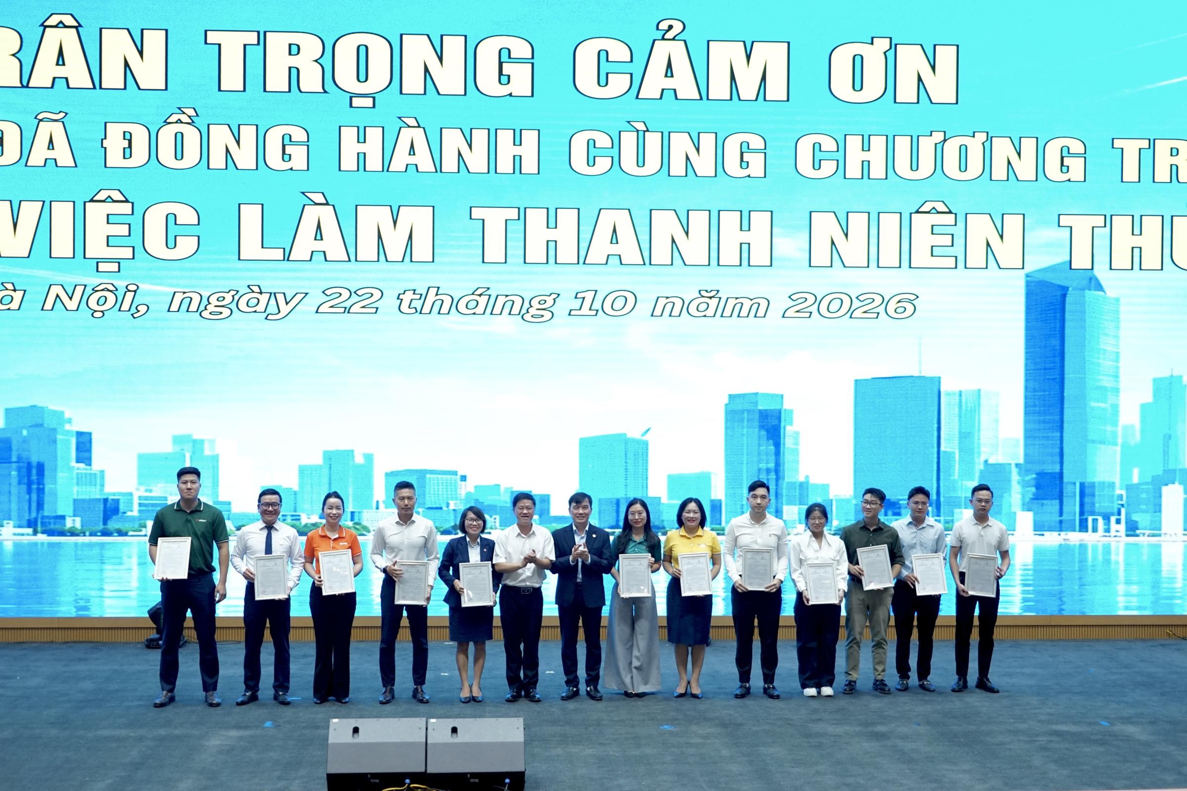 dong-hanh-cung-sinh-vien-tren-hanh-trinh-ket-noi-viec-lam-08-1792660837.jpg