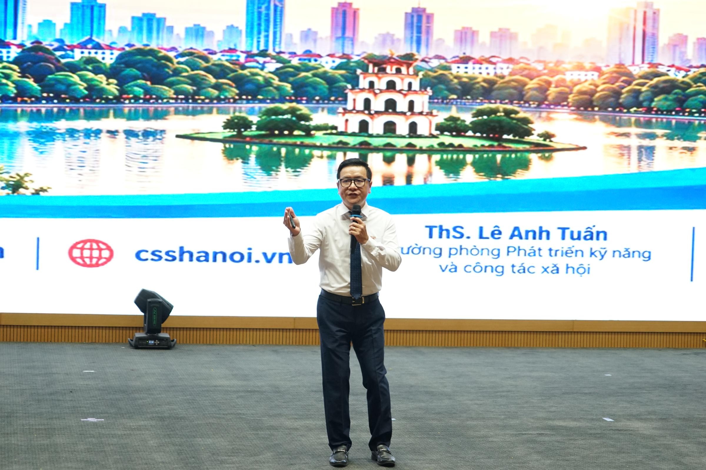 dong-hanh-cung-sinh-vien-tren-hanh-trinh-ket-noi-viec-lam-10-1792660837.JPG