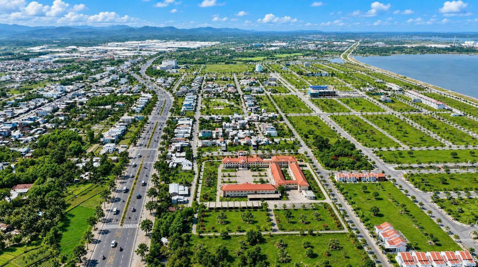 khong-gian-do-thi-voi-he-thong-duong-giao-thong-quy-dat-phat-trien-va-cac-cong-trinh-hien-huu-tai-khu-vuc-chu-lai-cho-thay-du-dia-phat-trien-1792645365.jpg