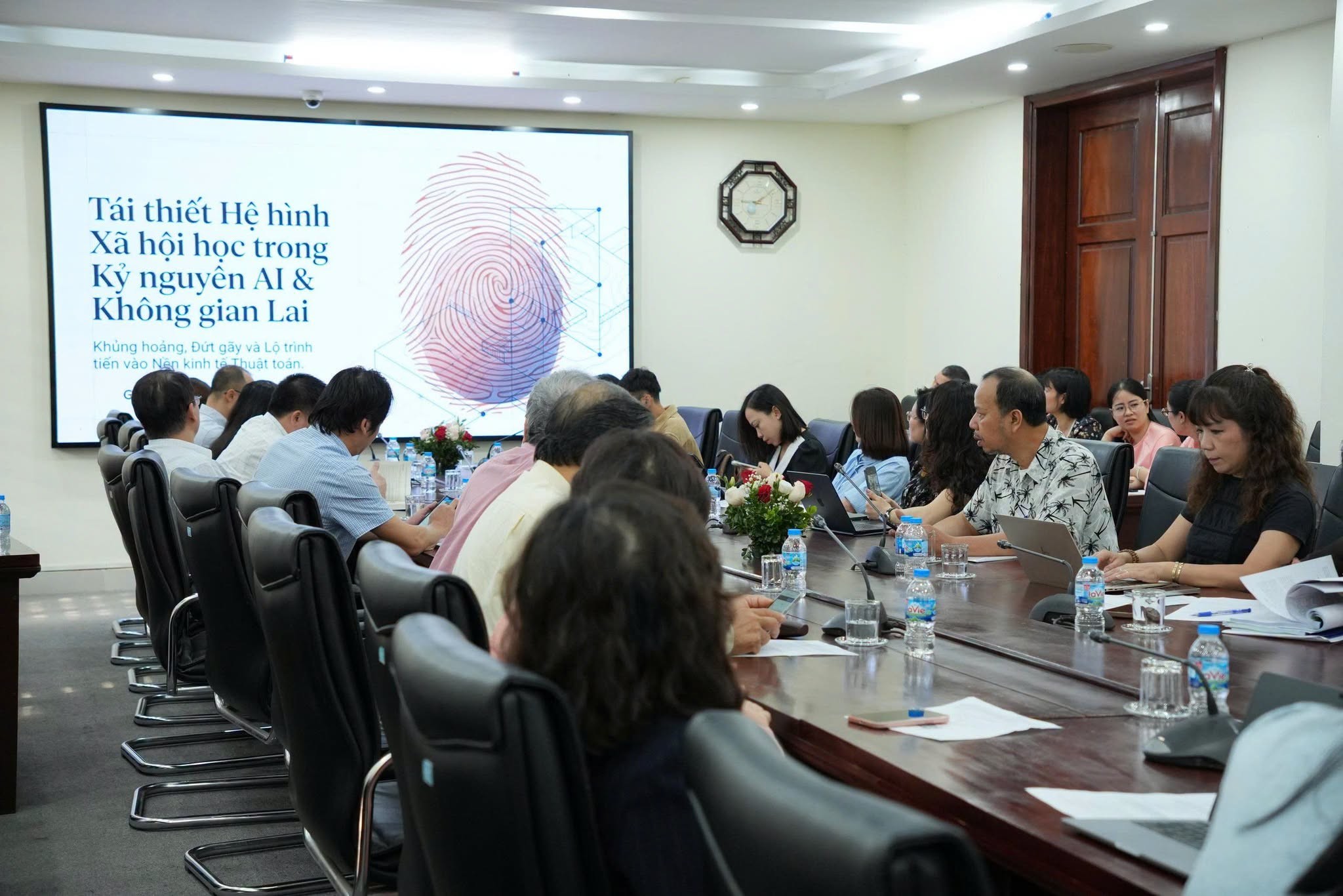 anh-2-dong-dao-nha-khoa-hoc-1792759782.jpg