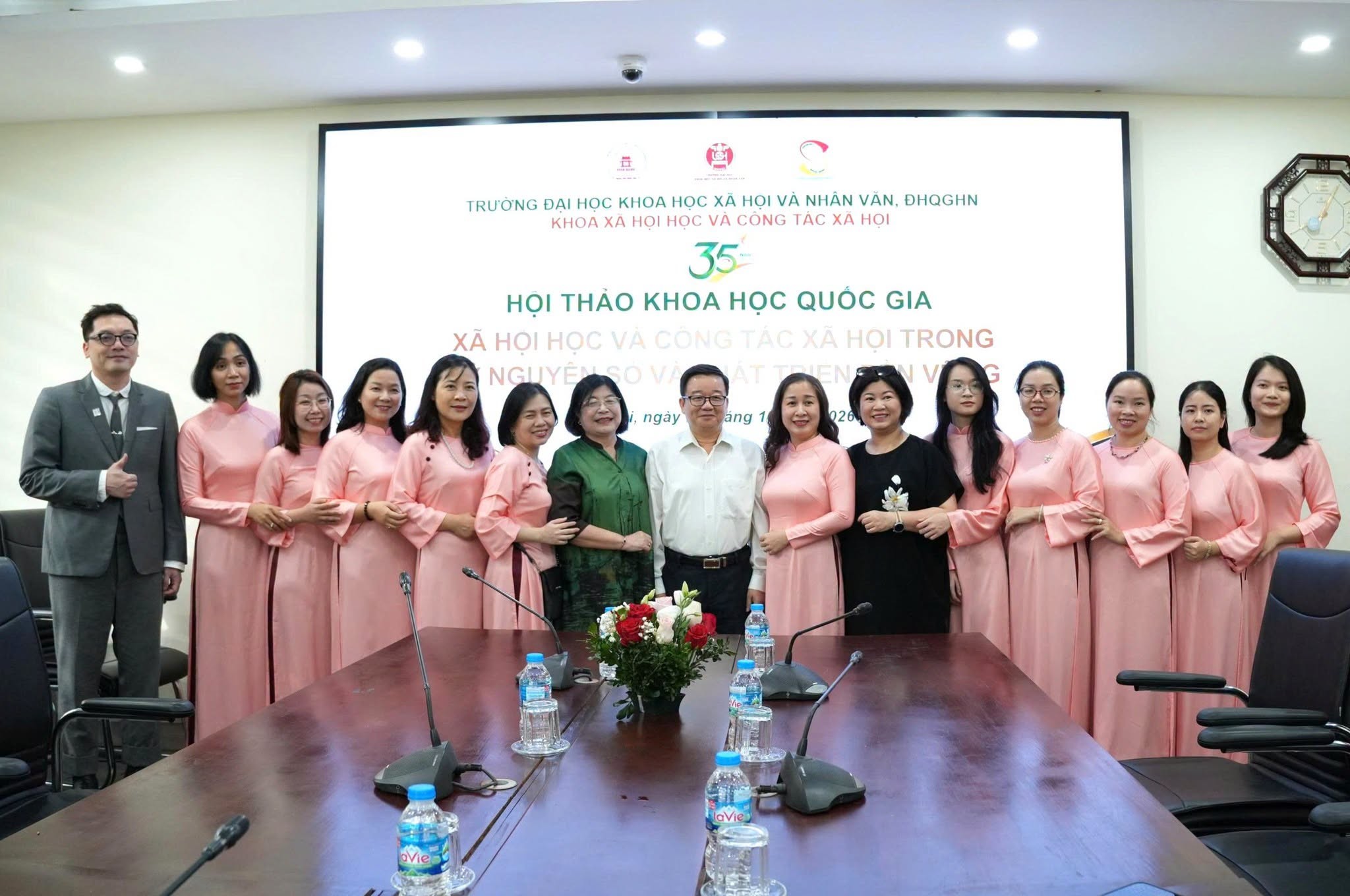 anh-4-cac-dai-bieu-chup-anh-luu-niem-tai-hoi-thao-1792759890.jpg
