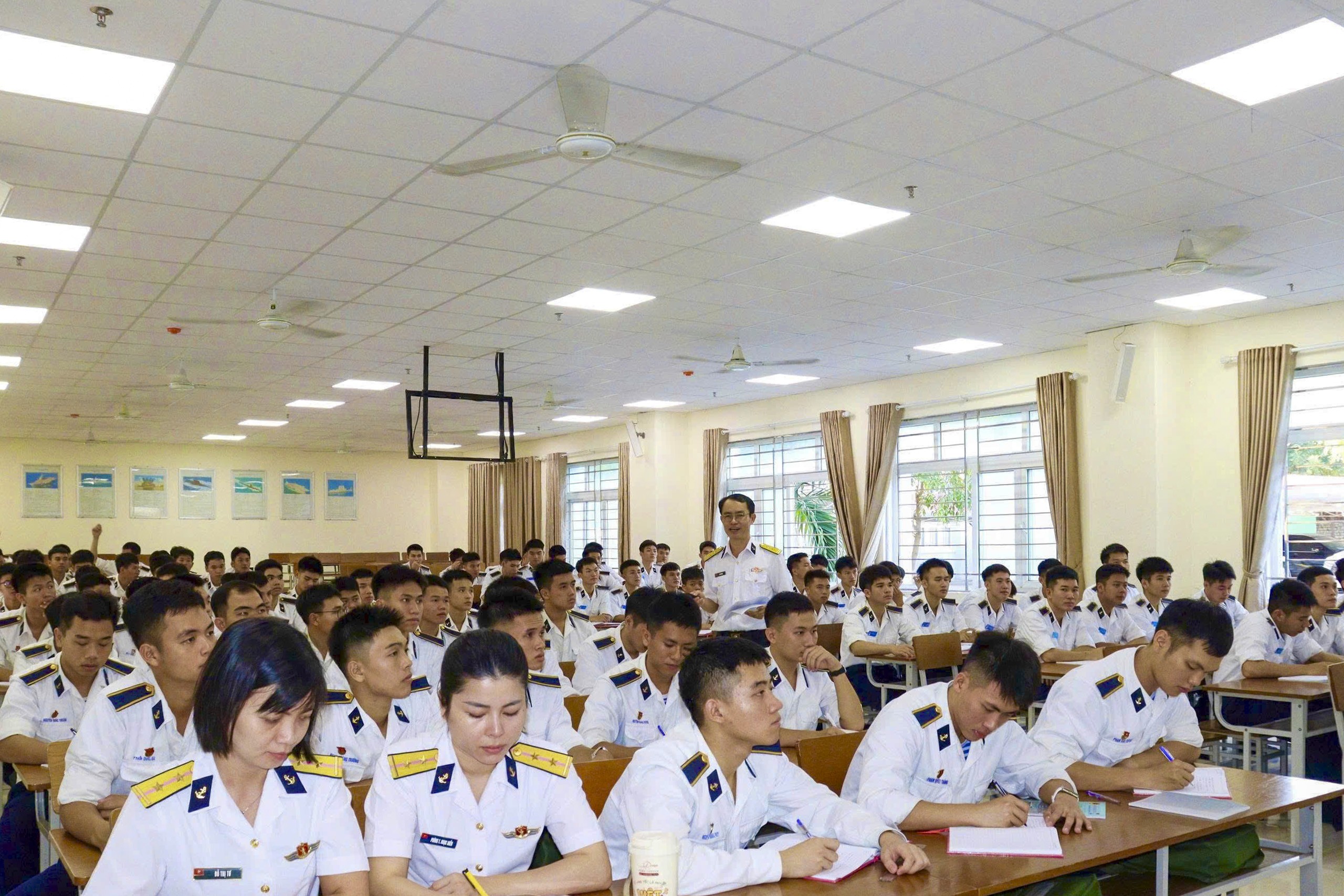 2-khong-khi-hoc-tap-soi-noi-tich-cuc-tai-lop-boi-duong-ly-luan-chinh-tri-danh-cho-doi-tuong-ket-nap-dang-1792834851.jpg