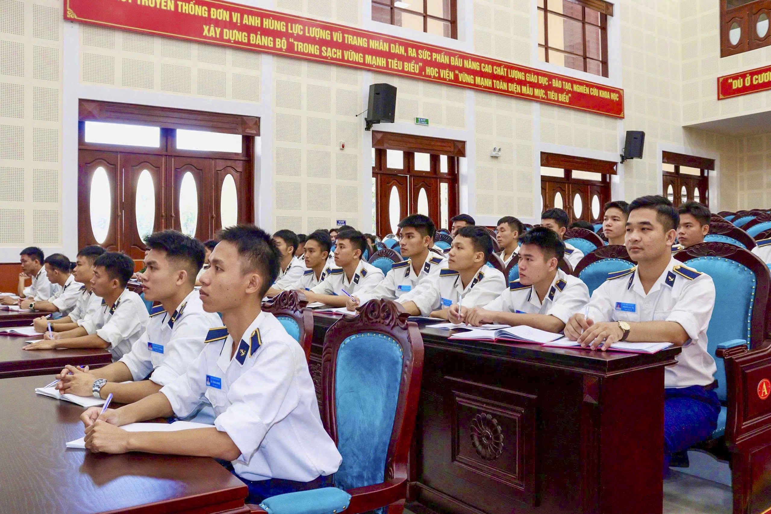 3-hoc-vien-tap-trung-ghi-chep-noi-dung-1792834851.jpg