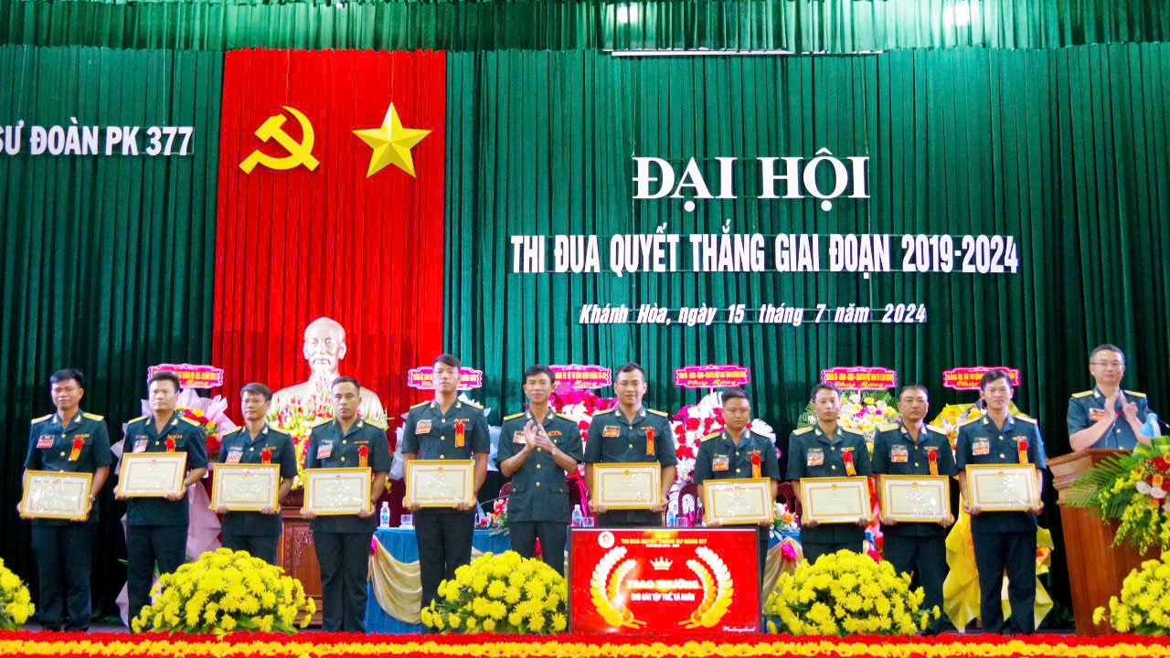 anh-3-dai-ta-vu-hoang-pho-su-doan-truong-su-doan-377-trao-thuong-cho-cac-ca-nhan-co-thanh-tich-xuat-sac-trong-phong-trao-tdqt-giai-doan-2019-2024-1733992761.jpg