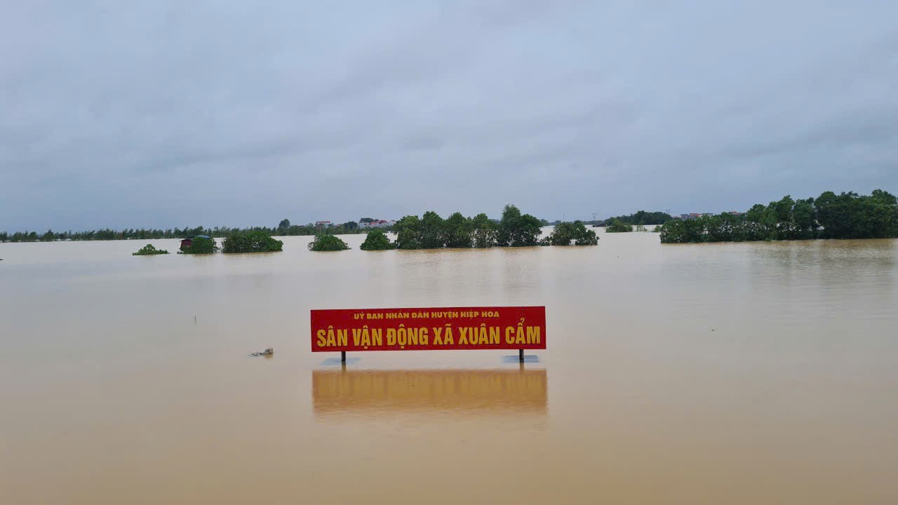 bac-giang-lanh-dao-xa-xuan-cam-hiep-hoa-ho-tro-nguoi-dan-khac-phuc-hau-qua-sau-bao-6-1726111083.jpg