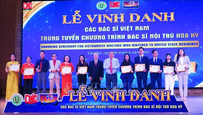 nlntv-vinh-danh-bac-si-06052024-01-1715068880.jpg