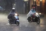 Nắng nóng kéo dài đến hết ngày, tối nay miền Bắc mưa dông trở lại