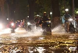 Người dân Hà Nội đề phòng dông mạnh, mưa lớn trong những ngày tới