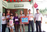 Lữ đoàn 146 tặng quà, tiếp sức con ngư dân trước thềm năm học mới