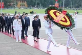 Thủ tướng Nhật Bản Takaichi Sanae vào Lăng viếng Chủ tịch Hồ Chí Minh