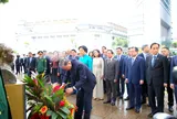 Tổng Bí thư, Chủ tịch nước dâng hoa trước tượng Chủ tịch Hồ Chí Minh tại Singapore