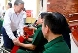 Tặng quà cho người có công với cách mạng nhân dịp kỷ niệm 79 năm ngày Thương binh - Liệt sỹ