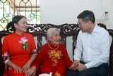 Thủ tướng dâng hương tưởng niệm các Anh hùng liệt sĩ và tặng quà gia đình có công với cách mạng tại Lào Cai