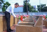Thủ tướng Lê Minh Hưng dâng hương tưởng niệm các Anh hùng liệt sĩ và tặng quà người có công tại Lạng Sơn