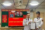 Thiêng liêng Lễ kết nạp Đảng viên mới giữa trùng khơi