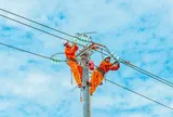 Đội nắng giữ dòng điện xuyên miền Trung