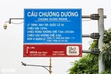Biển quảng cáo "bám" biển giao thông: Tiềm ẩn tai họa trên cầu Chương Dương