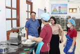Hà Nội chuyển hướng quản lý an toàn thực phẩm trong bếp ăn trường học