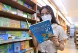 Phụ huynh giảm gánh nặng chi phí đầu năm khi giá sách giáo khoa được điều chỉnh