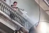 Người đàn ông xịt nước vào thợ xây ở Hà Nội có thể đối mặt chế tài nào?
