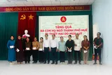 Hội đồng họ Ngô Việt Nam thăm hỏi, tặng quà bà con họ Ngô tại Huế bị ảnh hưởng do mưa lũ