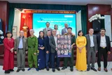 Trao tặng bộ sưu tập ảnh di ảnh “Đại đoàn kết” - “Vinh quang Nhà giáo Việt Nam” và giới thiệu Nhật ký “Ghi vội trên mâm pháo”