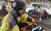 Xe ôm công nghệ chạy xe xăng chưa bị cấm vào vùng lõi Hoàn Kiếm từ 1/7