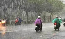 Áp thấp nhiệt đới rời Biển Đông, miền Bắc vẫn hứng mưa lớn