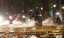 Người dân Hà Nội đề phòng dông mạnh, mưa lớn trong những ngày tới
