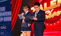 Từ sân khấu MC đến bàn tranh biện tiếng Anh của cô bé giành cú đúp huy chương vàng