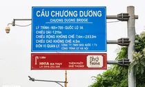Biển quảng cáo "bám" biển giao thông: Tiềm ẩn tai họa trên cầu Chương Dương