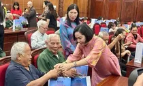 Phó Chủ tịch Quốc hội Nguyễn Thị Thanh trao 1.550 phần quà tri ân người có công và học sinh tỉnh Điện Biên