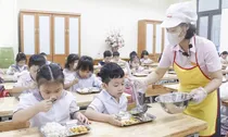 Bộ GD-ĐT yêu cầu làm rõ trách nhiệm khi xảy ra sự cố bữa ăn học đường