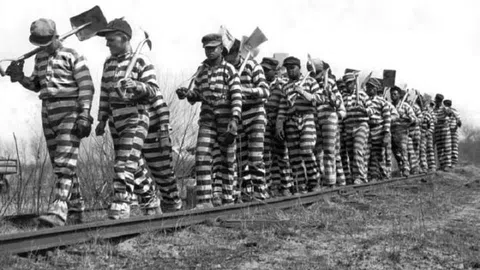 Vì sao quần áo tù nhân ở thế kỷ 19 thường có kẻ sọc trắng đen?