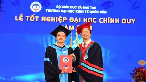 ‘Thợ săn học bổng’ xứ Thanh vượt khó, thủ khoa Đại học Kinh tế Quốc dân