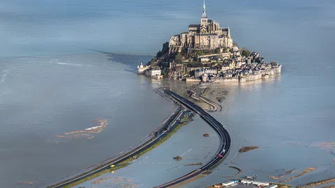 Những vụ cháy bí ẩn không thể giải mã ở lâu đài Mont Saint Michel